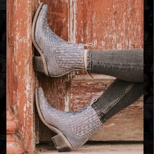 Freebird by Steve Madden "Faith" Grey Snakeskin Boots size 6